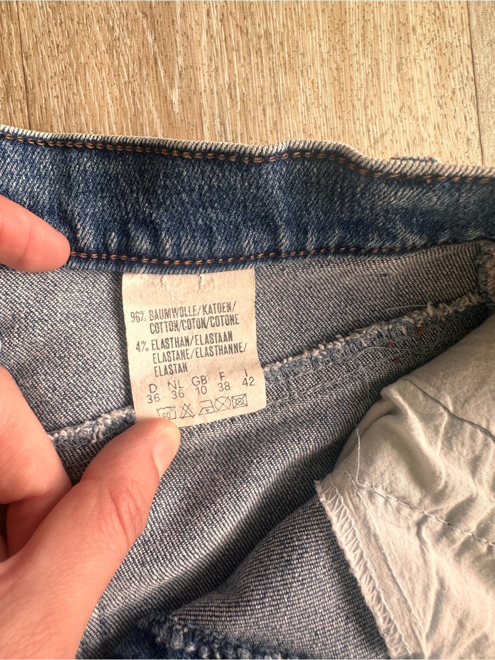 Arizona Jean Company Blue Denim Pencil Skirt - Classic High-Waist Style. Size 4 - Picture 2 of 3